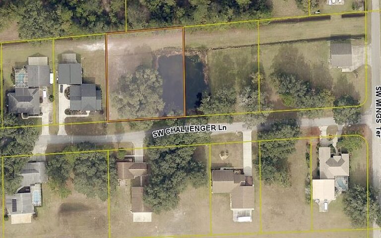 203 SW Challenger Ln