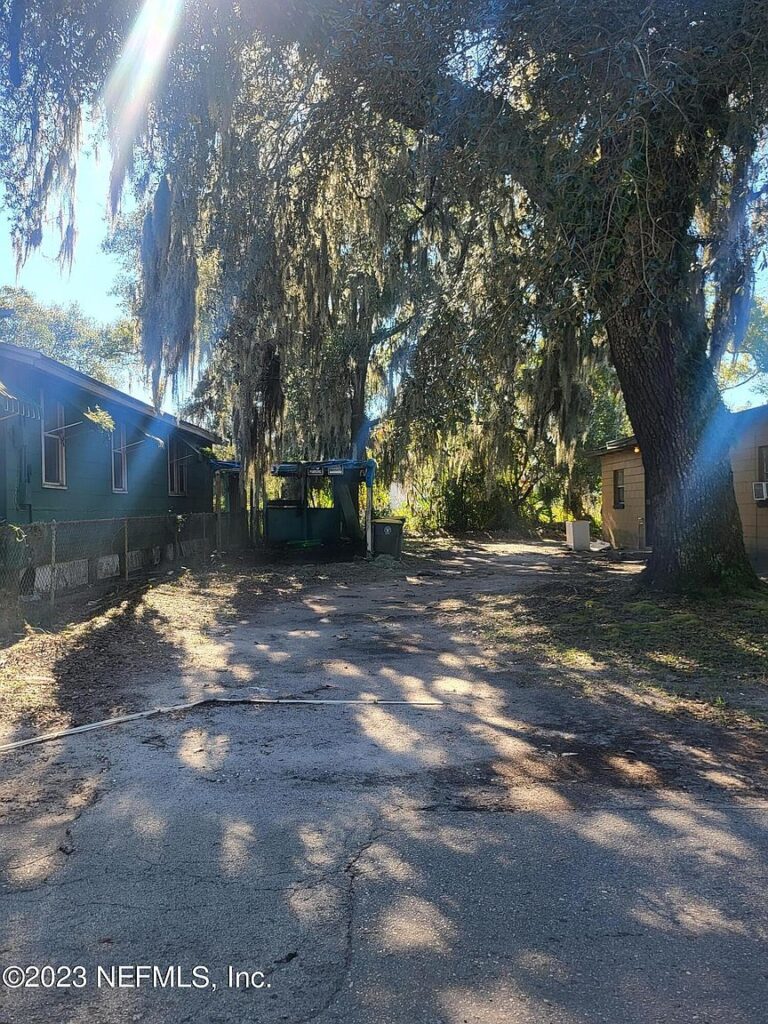 0 E 27TH Street